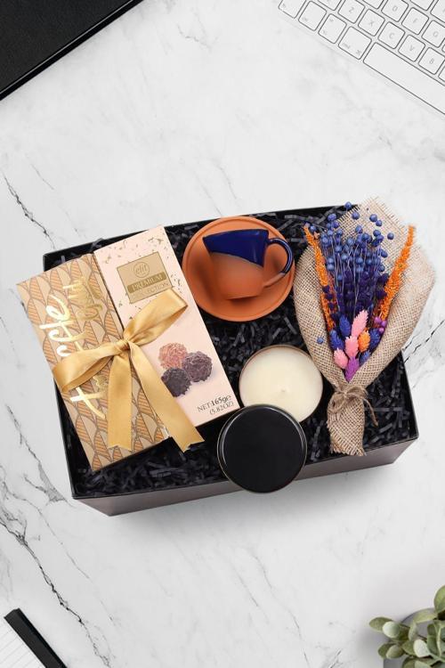Metal Kutulu Mum & El Yapımı Buket & Elit 165Gr Truffle Çikolata & Sırlı Çömlek Fincan Hediye Seti