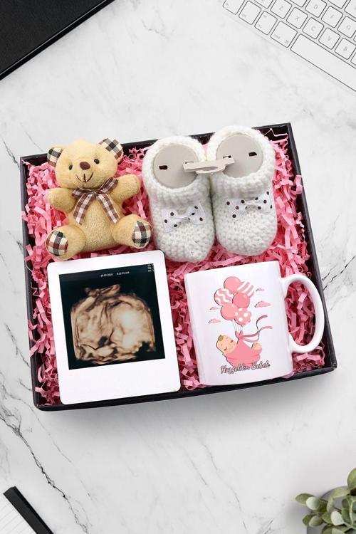 Beyaz Çerçeve & 1 Çift Örme Patik & Hoşgeldin Kız Bebek Kupa & Ayıcık Anahtarlık Hediye Seti