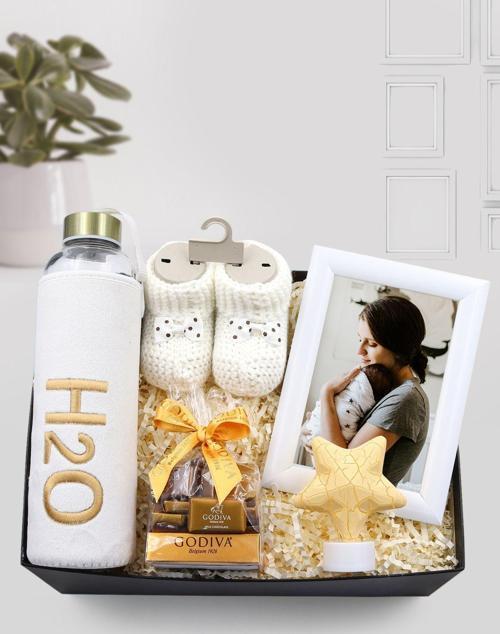 Beyaz Çerçeve & Peluş Cam Matara & 1 Çift Patik & Godiva Napoliten Çikolata & Yıldız Işık Hediye Set