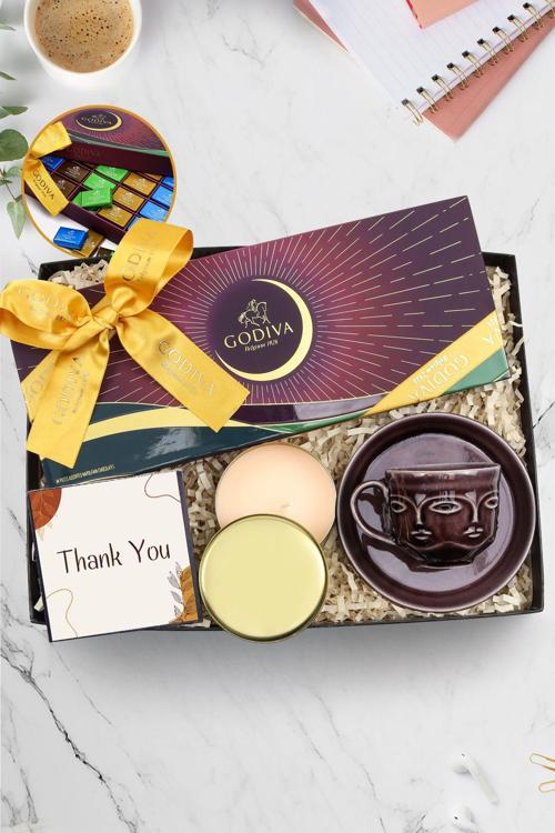 Gold Metal Mum & Motifli Kutusunda 350Gr Godiva Çikolata & Mor Silüet Porselen Fincan Hediye Seti