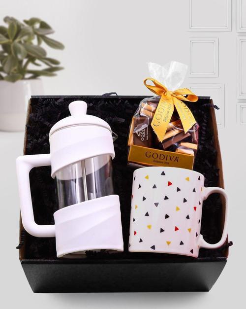 Beyaz French Press & Geometrik Detaylı Kupa & Godiva Napoliten Çikolata Hediye Kutusu