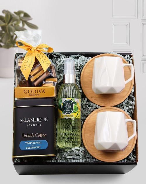 Beyaz Geometrik Fincan & Godiva Çikolata & Selamlıque Türk Kahvesi & Sprey Kolonya Hediye Seti