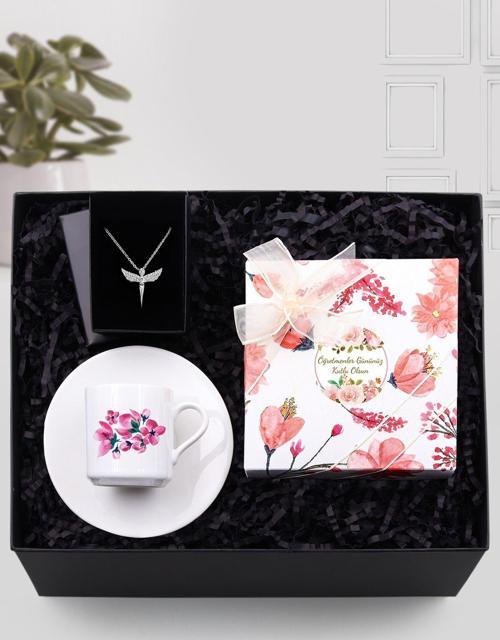 Pembe Gül Tasarımlı Fincan & Gümüş Renk Melek Kolye & 100 Gr Spesiyal Çikolata Hediye Seti