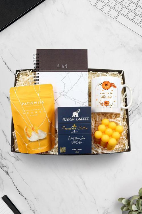 Beyaz Mermer Defter & Patiswiss Dilimi & Alerya Kahve & Tasarımlı Kupa & Turuncu Mum Hediye Seti