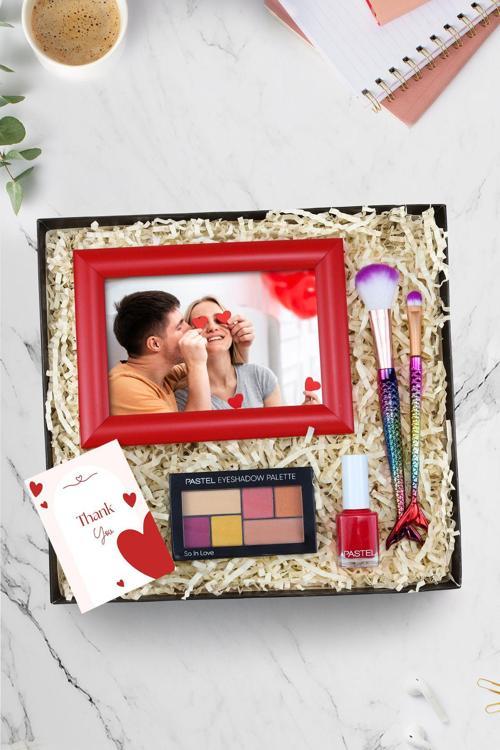 Kırmızı Çerçeve & Pastel Far Paleti & Pastel Oje & Makyaj Fırçası Hediye Seti
