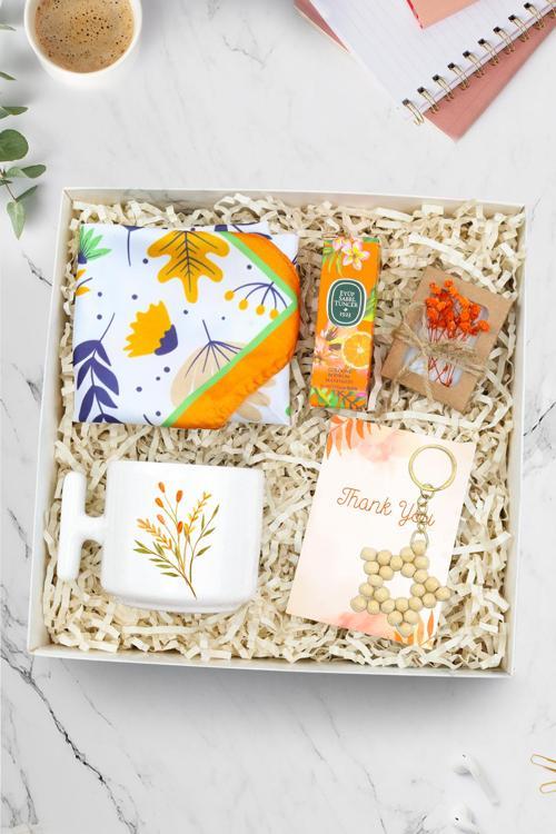 Çiçek T Kupa & Turuncu Çiçek Fular & Mini Kolonya & Mini Sabun & Bambu Yıldız Anahtarlık Hediye Seti