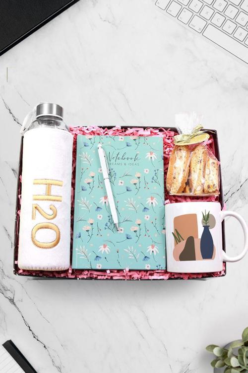Kupa & Beyaz Touch Pen & Peluş Beyaz Matara & Yeşil Çiçekli Defter & Bademli Kurabiye Hediye Seti