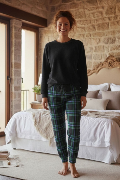 Kadın Kışlık Flanel Pijama Takımı – Üst Flanel, Alt Ekose, Uzun Kollu, Pembe / Lacivert