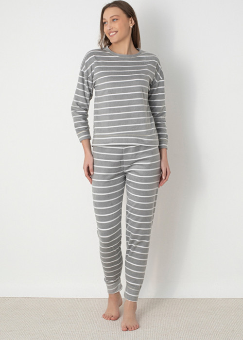 Kadın Gri Çizgili Flanel Polar Pijama Takımı – Sıcak ve Rahat