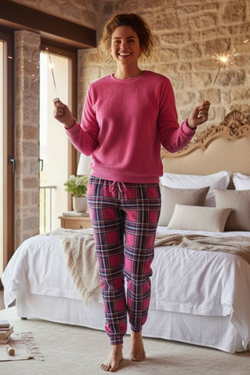 Kadın Kışlık Flanel Pijama Takımı – Üst Flanel, Alt Ekose, Uzun Kollu, Pembe / Lacivert