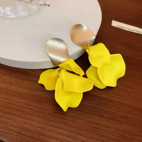 Sarı Akrilik Vintage Gül Yapraklı Çiçek Küpe