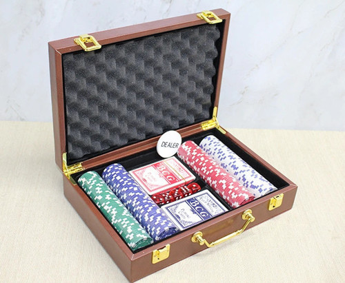 Deri Çantalı 200 Chip Ve 2 Adet İskambil Kağitına Sahip Poker Oyunu Liv629