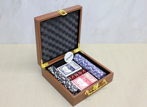 Deri Çantalı 100 Chip Ve 2 Adet İskambil Kağitına Sahip Poker Oyunu Liv628