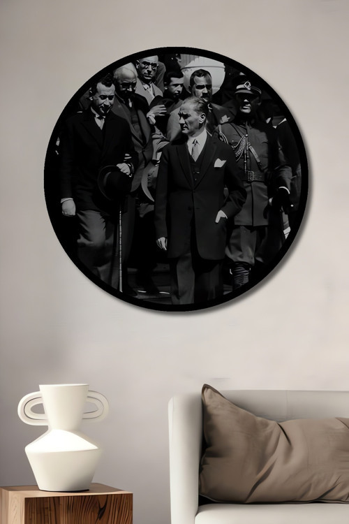 Çerçeve Görünümlü Mustafa Kemal Atatürk Tarihi An Ahşap Dekoratif Tablo Yuvarlak Duvar Tablosu