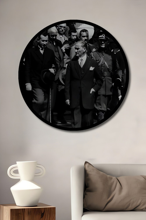 Çerçeve Görünümlü Mustafa Kemal Atatürk Tarihi An Ahşap Dekoratif Tablo Yuvarlak Duvar Tablosu