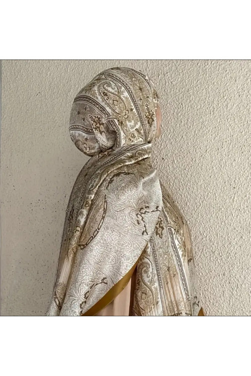 Altın Desenli Saten Şal – İpek Görünümlü, Bandana, Pareo, Zarif Paisley Motifli Eşarp