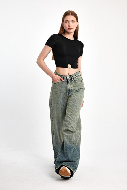 Ön Halkalı Crop Bluz – Esnek Fit, Metal Aksesuar Detaylı