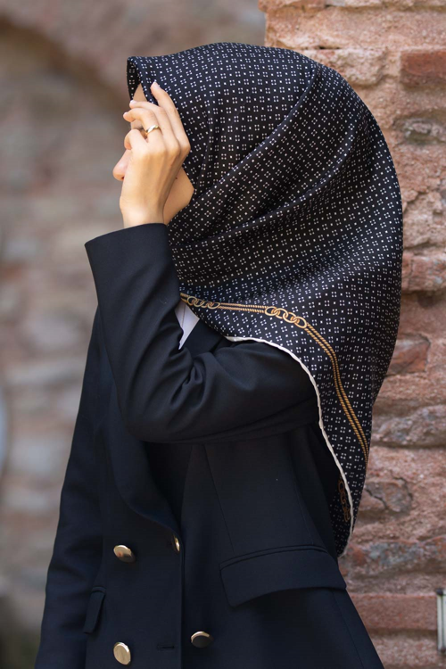 %57 İPEK %43 VİSKON Twill İpek Zincir Desenli Siyah - Krem Renkli 90x90 Eşarp Dikim Şekli : El Dikişi