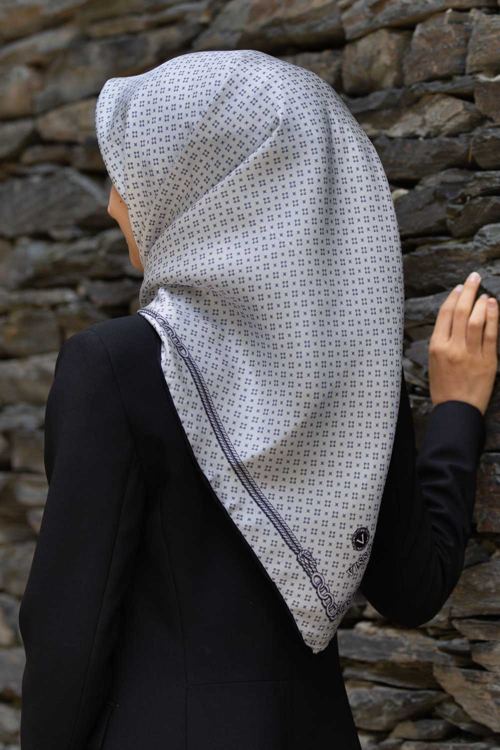 %57 İPEK %43 VİSKON Twill İpek Zincir Desenli Gümüş - Siyah Renkli 90x90 Eşarp Dikim Şekli : El Dikişi