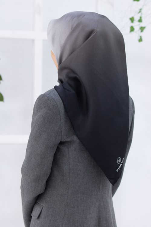 % 57 İPEK % 43 VİSKON Twill İpek Degrade Desenli Siyah - Gri Renkli 90x90 Eşarp Dikim Şekli : El Dikişi