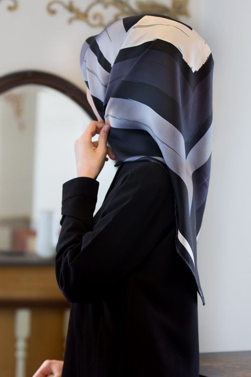 %57 İPEK %43 VİSKON Twill İpek Geometrik Fırça İzi Desenli Siyah - Gri Renkli 90x90 Eşarp Dikim Şekli : El Dikişi
