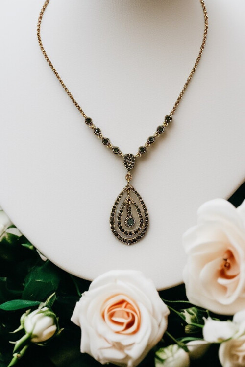 Kristal Taşlı Su Damlası Kolye