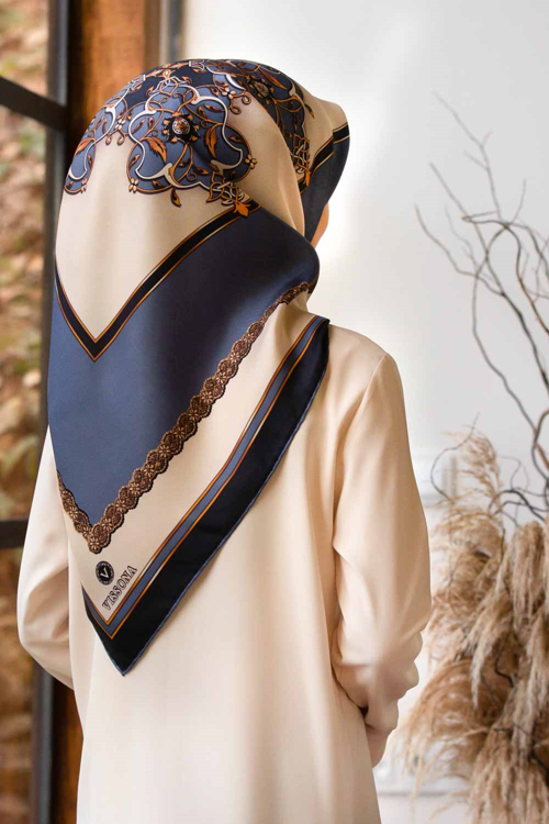 % 57 İPEK % 43 VİSKON Twill İpek Barok Desenli İndigo - Lacivert Renkli 90x90 Eşarp Dikim Şekli : El Dikişi