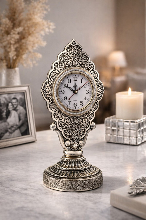 Nostaljik Vintage Taş İşlemeli Kabartmalı Lüks Gümüş Renk Dekoratif Salon ve Ofis Masa Saati 29 cm