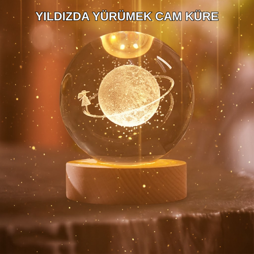 tekno Kız Figürlü Sarı Cam Küre Işıklı Büyük Boy Ahşap Standlı Dekor 2026
