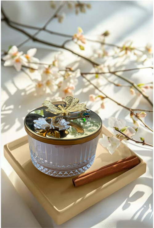 Dekoratif kelebek figürlü kapaklı cam kase.