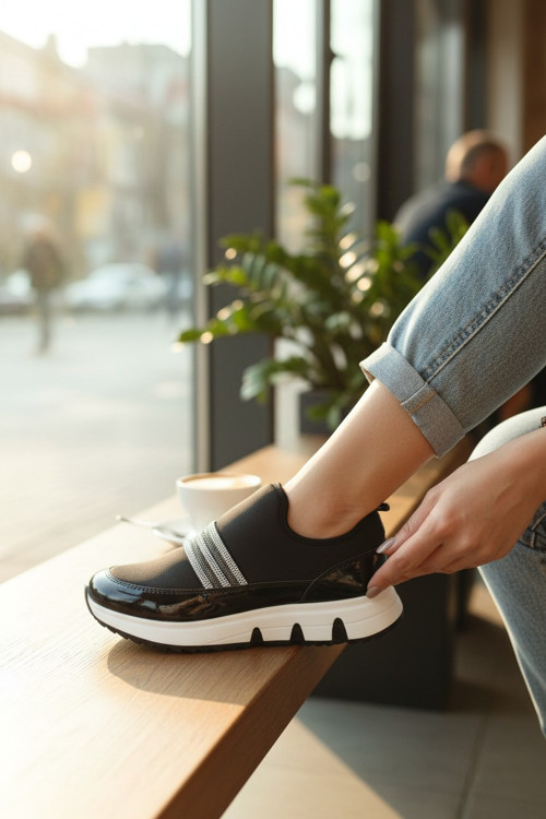 Kadın Parlak Panel Detaylı ve Taşlı Şeritli Spor Ayakkabı