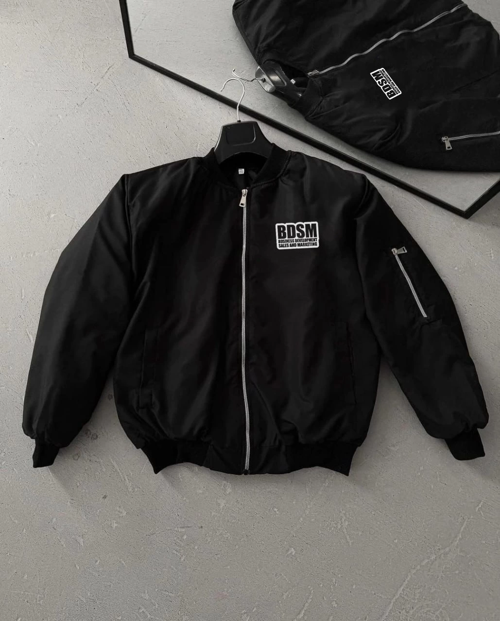 Siyah Bomber Mont – Fermuarlı, Cepli, Kapitone Astarlı, Göğüs Baskılı