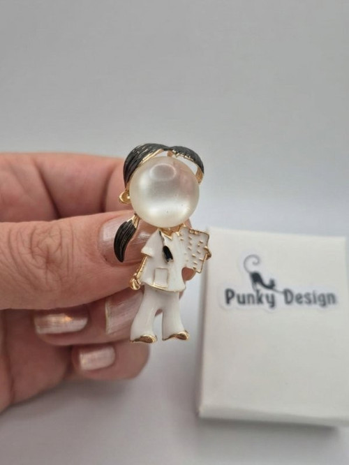 Kadın Doktor Figürlü Broş – Sağlık Çalışanı Temalı Yaka Broşu