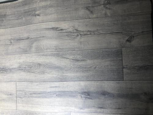 Desenli PVC Zemin Kaplama EN:100CM BOY:120CM ETRAFI DİKİLİ MUŞAMBA SİYAH AHŞAP DESENLİ