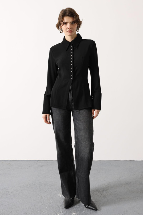 Kadın Klasik Yaka Ön Düğme Detaylı Uzun Kollu Fit Gömlek