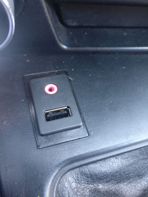 toyota usb ve aux giriş yeri çerçevesi 2807656