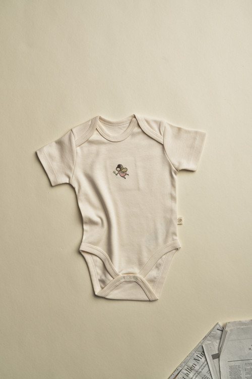 Krem Peri Nakışlı Kısa Kollu Çıtçıtlı Bebek Body