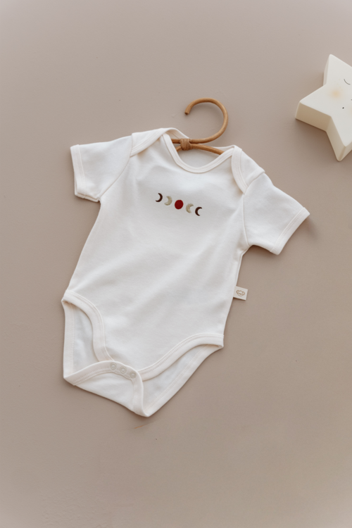 Ay Nakışlı Kısa Kollu Çıtçıtlı Bebek Body