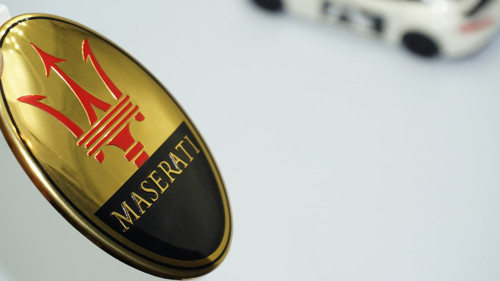 Ön Kaput Gold Mavi Vidalı Logo Arma Maserati İle Uyumlu