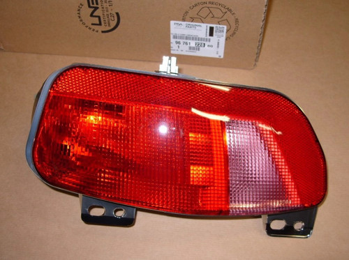 Citroen C4 Pıcasso Arka Sis Lambası Sağ 2013- (Oem No: 9676122880)