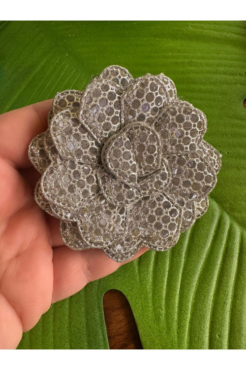 7X7 CM TASARIM ÇİÇEK BROŞ GİYİM YAKA AKSESUARI GÜMÜŞ