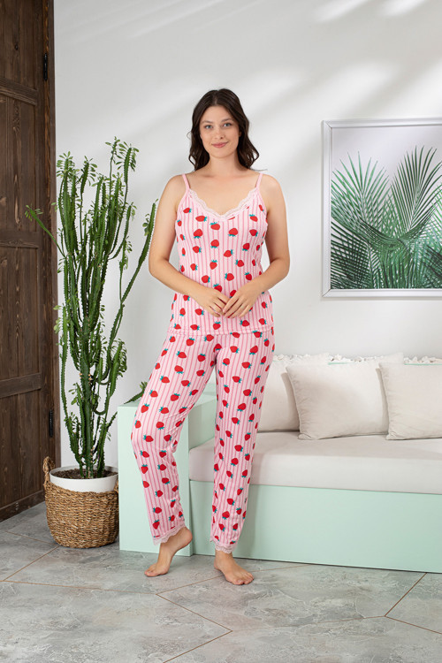 Kadın Çilek Desenli Askılı Pijama Takımı – Pembe Dantel Detaylı Uzun Pijama