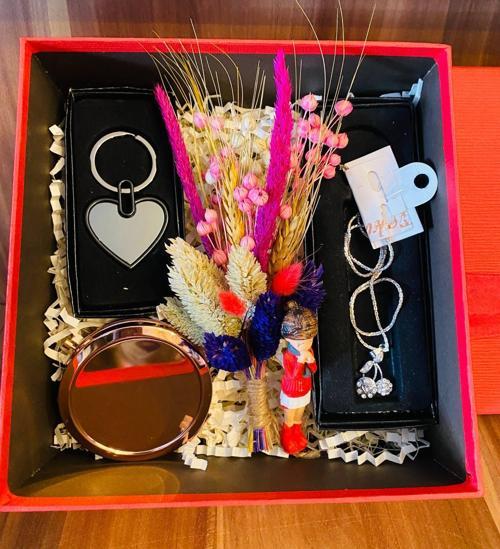 8 Mart Kadınlar Günü İçin Özel Hediye Kutusu Sevdiklerinizi Şaşırtın