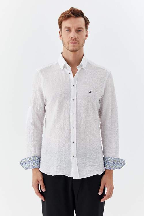 Erkek Beyaz Slim Fit Gömlek – Uzun Kollu, Düğmeli Yaka, Baskılı