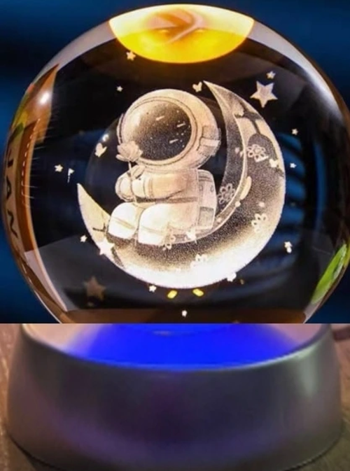 AY ÜSTÜNDE ASTRONOT TASARIMLI PLASTİK ALTLIKLI IŞIKLI CAM KÜRE