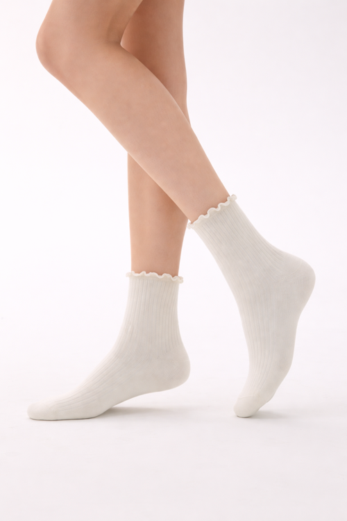 Kadın Ekru Renkli Bileği Fırfırlı Soket Çorap