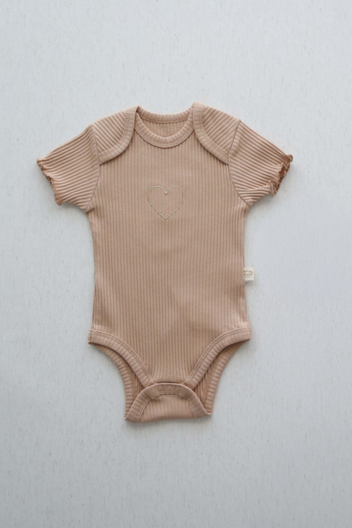 Bej Kalp Nakışlı Kolları Fırfırlı Body