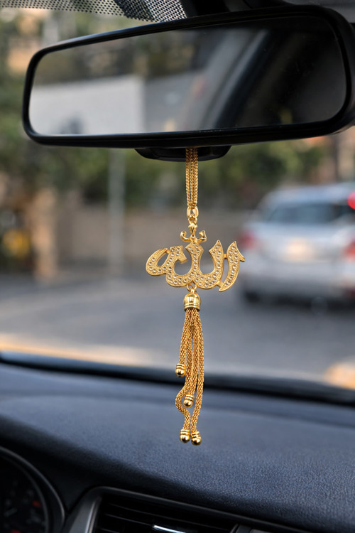 Gold Allah Yazılı Taşlı Dikiz Aynası Süsü – Parlak Taşlı Zincirli Premium Tasarım