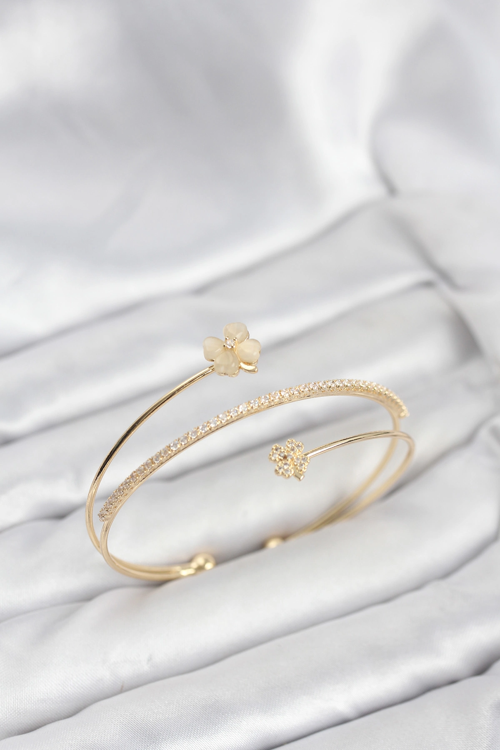 Mey İthalat® Yonca Çiçek Model Pirinç Gold Renk Kadın Bileklik