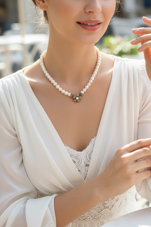 Kristal Taşlı Çiçek Figürlü İnci Kolye